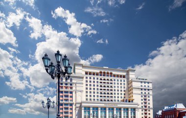 Manege Meydanı 'ndan Four Seasons Oteli (Hotel Moskva) cephesi. Moskova, Rusya  