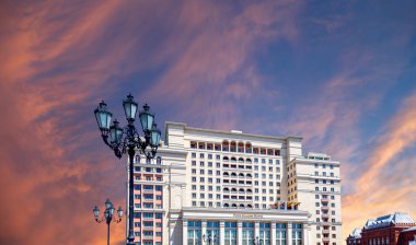 Manege Meydanı 'ndaki Four Seasons Oteli' nin (Moskva Oteli) önünde gün batımından önce bulutlu güzel bir gökyüzü. Moskova, Rusya  