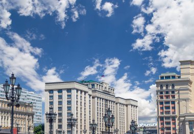 Rusya Federasyonu Federal Meclisi Devlet Duma Binası 'nın bulut arka planı, Moskova, Rusya   