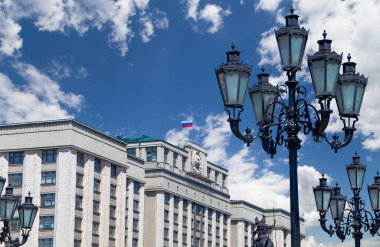 Rusya Federasyonu Federal Meclisi Devlet Duma Binası 'nın bulut arka planı, Moskova, Rusya   