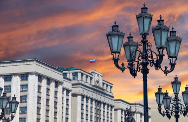 Rusya Federasyonu Federal Meclisi 'nin Devlet Duma binası. Gün batımından önce bulutlu güzel bir gökyüzü, Moskova, Rusya.   