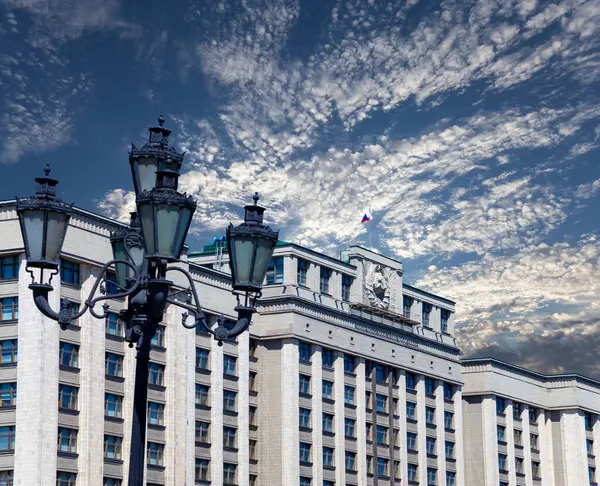 雲の背景にロシア連邦議会の国家下院の建物 モスクワ ロシア — ストック写真