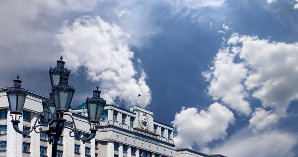 Byggandet Den Statliga Duman Ryska Federationens Federala Församling Molnbakgrund Moskva — Stockfoto