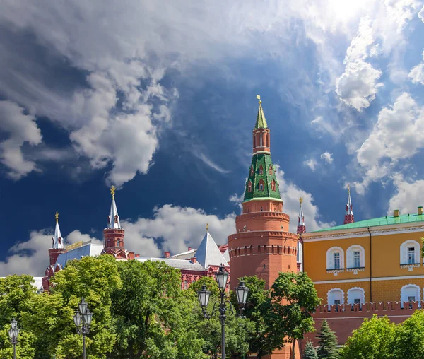 Άποψη Του Κρεμλίνου Φόντο Σύννεφο Μόσχα Ρωσία Πιο Δημοφιλής Άποψη — Φωτογραφία Αρχείου
