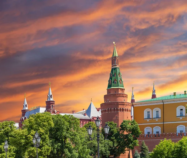 Kilátás Kreml Egy Gyönyörű Égen Felhő Naplemente Előtt Háttér Moszkva — Stock Fotó