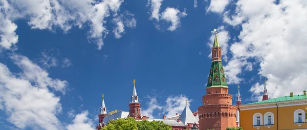 ロシア モスクワの最も人気のあるビュー 雲の背景にクレムリンのビュー — ストック写真
