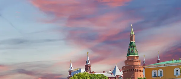 夕日の背景 モスクワ ロシアの前に雲と美しい空にクレムリンのビュー モスクワの最も人気のあるビュー — ストック写真