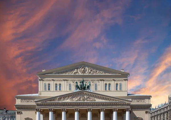 ボリショイ劇場 大劇場 大劇場 大劇場 大劇場 大劇場 日没前の雲に覆われた美しい空 モスクワ ロシア — ストック写真