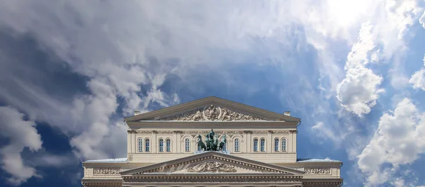 俄罗斯莫斯科的Bolshoi剧院 大剧院 大剧院或大剧院 也拼写为Bolshoy 的云彩背景 — 图库照片