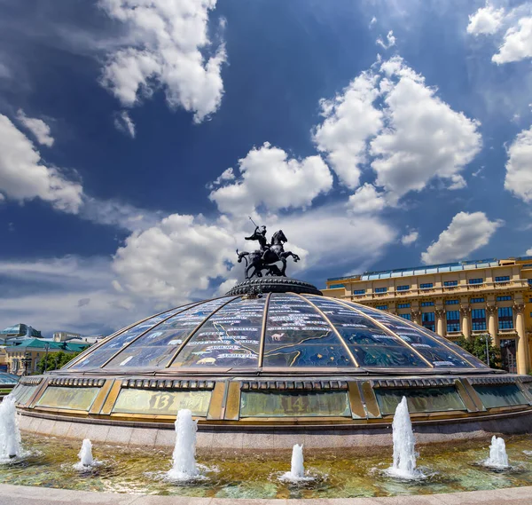 Plaza Manege Cúpula Vidrio Coronada Por Una Estatua San Jorge —  Fotos de Stock