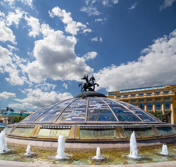 Plaza Manege Cúpula Vidrio Coronada Por Una Estatua San Jorge —  Fotos de Stock