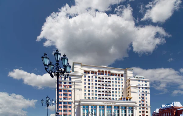 雲の背景にマンジェ広場から四季のホテル Hotel Moskva のファサード モスクワロシア — ストック写真