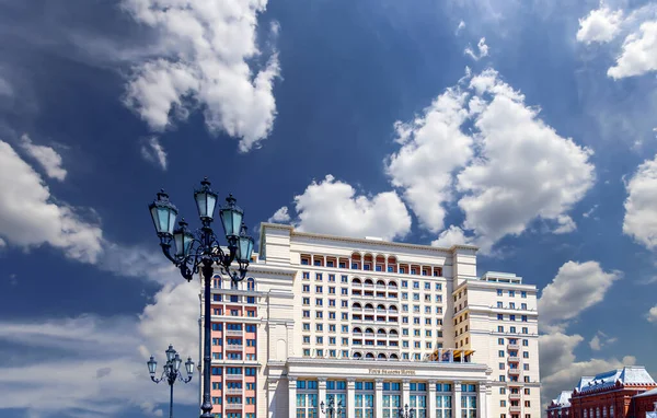 Facade Four Seasons Hotel Hotel Moskva Manege Square Cloud Background — Stock Photo, Image