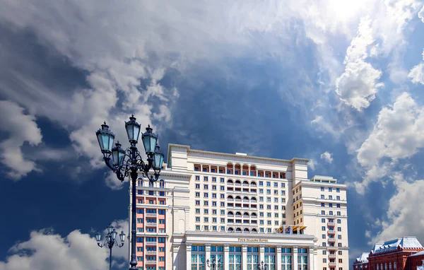 Fasad Four Seasons Hotel Hotel Moskva Från Manege Square Molnbakgrund — Stockfoto