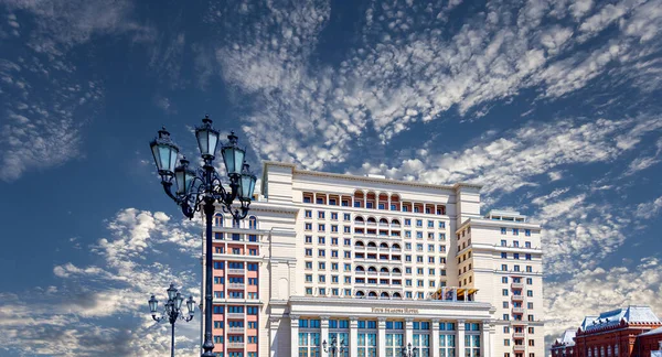Fasad Four Seasons Hotel Hotel Moskva Från Manege Square Molnbakgrund — Stockfoto