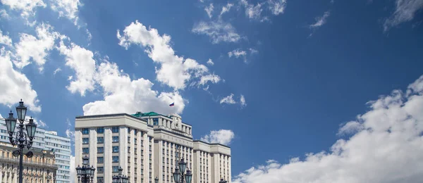 Construcción Duma Estatal Asamblea Federal Federación Rusa Sobre Fondo Nublado — Foto de Stock