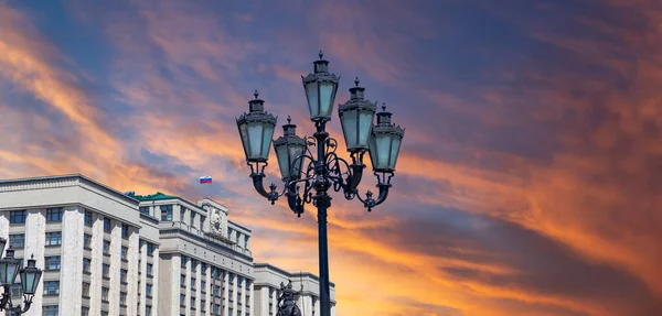 俄罗斯莫斯科 俄罗斯联邦联邦会议国家杜马在日落前乌云笼罩的美丽天空上的建设 — 图库照片