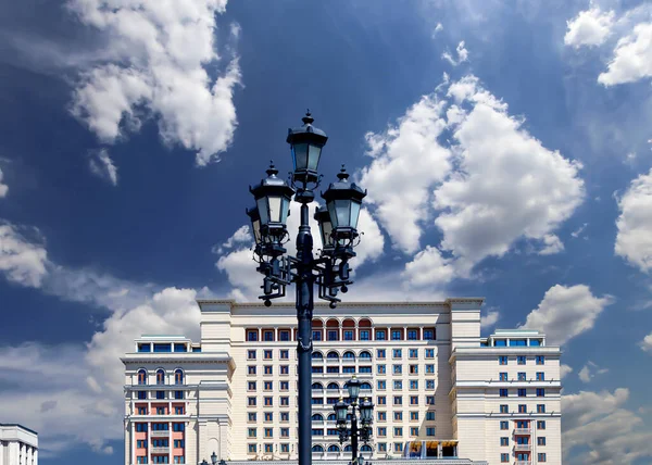 四季酒店 Moskva酒店 在云彩背景下从万国广场的立面 俄罗斯 莫斯科 — 图库照片