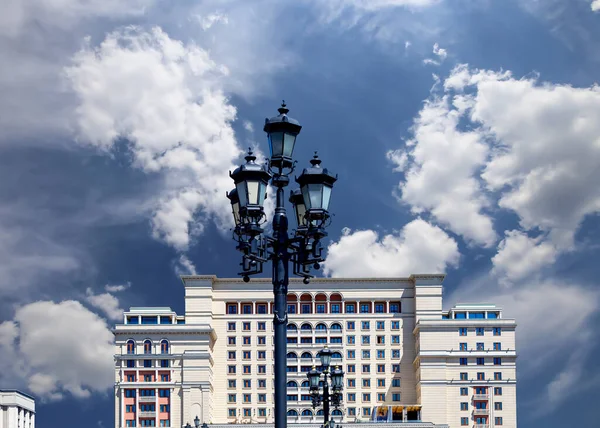 四季酒店 Moskva酒店 在云彩背景下从万国广场的立面 俄罗斯 莫斯科 — 图库照片