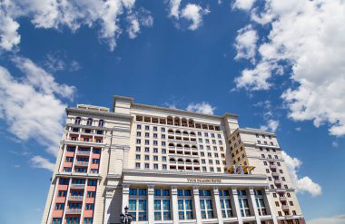 Manege Meydanı 'ndan Four Seasons Oteli (Hotel Moskva) cephesi. Moskova, Rusya  