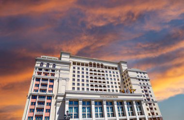 Manege Meydanı 'ndaki Four Seasons Oteli' nin (Moskva Oteli) önünde gün batımından önce bulutlu güzel bir gökyüzü. Moskova, Rusya  