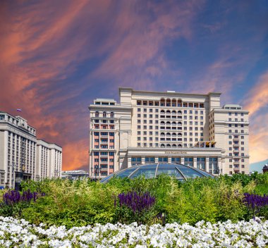 Manege Meydanı 'ndaki Four Seasons Oteli' nin (Moskva Oteli) önünde gün batımından önce bulutlu güzel bir gökyüzü. Moskova, Rusya  