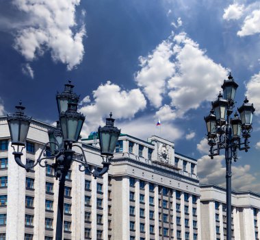 Rusya Federasyonu Federal Meclisi Devlet Duma Binası 'nın bulut arka planı, Moskova, Rusya   