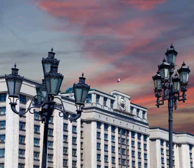 Rusya Federasyonu Federal Meclisi 'nin Devlet Duma binası. Gün batımından önce bulutlu güzel bir gökyüzü, Moskova, Rusya.   