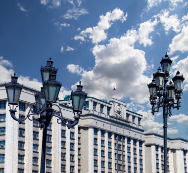Rusya Federasyonu Federal Meclisi Devlet Duma Binası 'nın bulut arka planı, Moskova, Rusya   