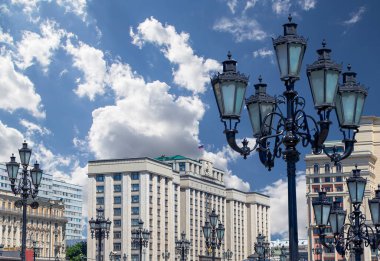 Rusya Federasyonu Federal Meclisi Devlet Duma Binası 'nın bulut arka planı, Moskova, Rusya   