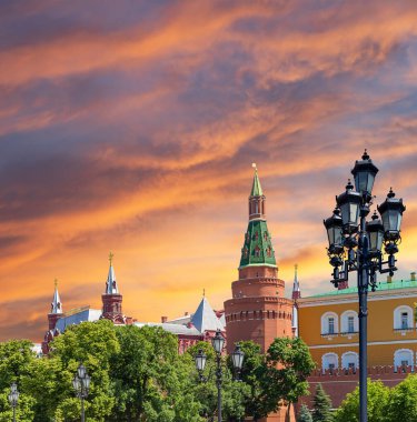Kremlin 'in gün batımından önce bulutlu güzel bir gökyüzü manzarası Moskova' nın en popüler manzarası.  