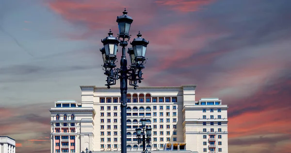 夕日の背景の前に雲と美しい空にマネゲ広場から四季のホテル ホテルモスクワ のファサード モスクワロシア — ストック写真