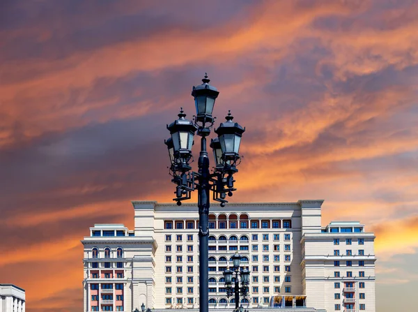 四季酒店 Moskva酒店 的立面 从万吉广场出发 在日落前的美丽天空中点缀着云彩 俄罗斯 莫斯科 — 图库照片