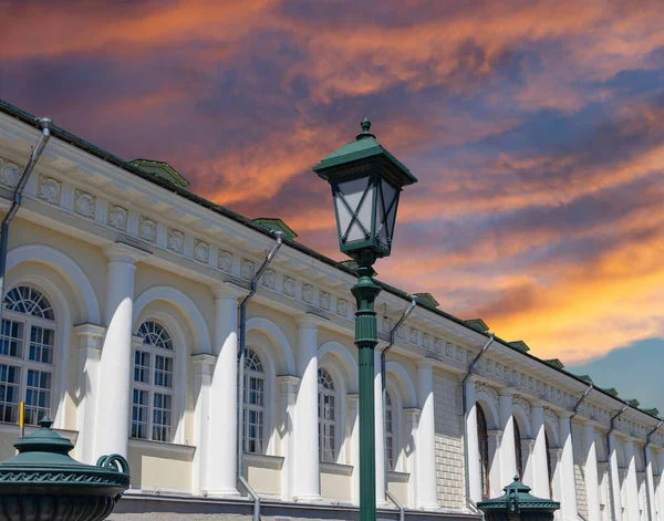 在莫斯科 在日落前 在美丽的天空上 有云彩笼罩的大殿 克里姆林宫附近的大殿广场 俄罗斯 — 图库照片