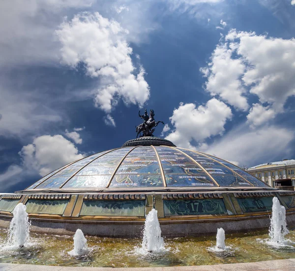 雲の上に立つのは 聖ゲオルギウス像のガラス製のキューポラ ロシア語での記述 世界の有名な都市の名前 モスクワロシア — ストック写真