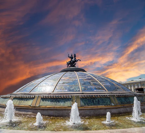 日没前に雲に覆われた空の上にあるマネゲ広場 聖ジョージ モスクワの守護聖人の像によって戴冠ガラスのキューポラ ロシア語での記述 世界の有名な都市の名前 モスクワロシア — ストック写真