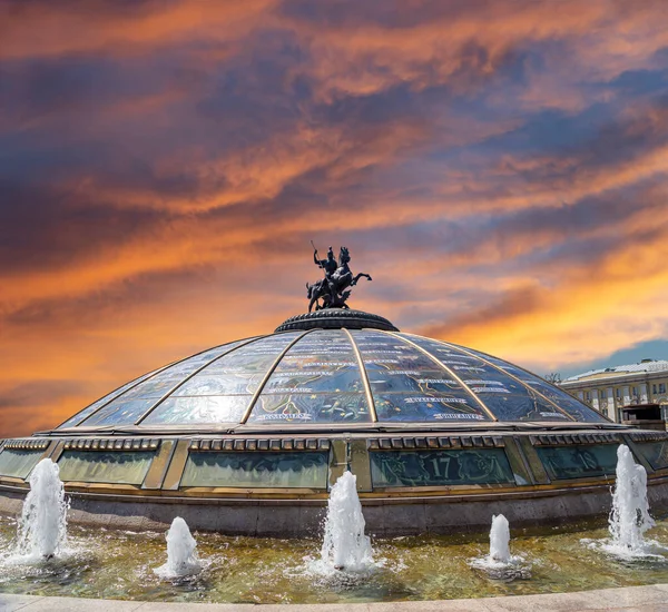 Praça Manege Cúpula Vidro Coroada Por Uma Estátua São Jorge — Fotografia de Stock