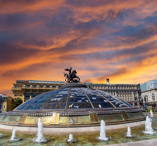 在日落前的天空中 有一个以神圣的莫斯科守护神圣乔治雕像为顶的玻璃圆顶广场 Glass Cupola 俄文注册 世界著名城市的名称 俄罗斯 莫斯科 — 图库照片