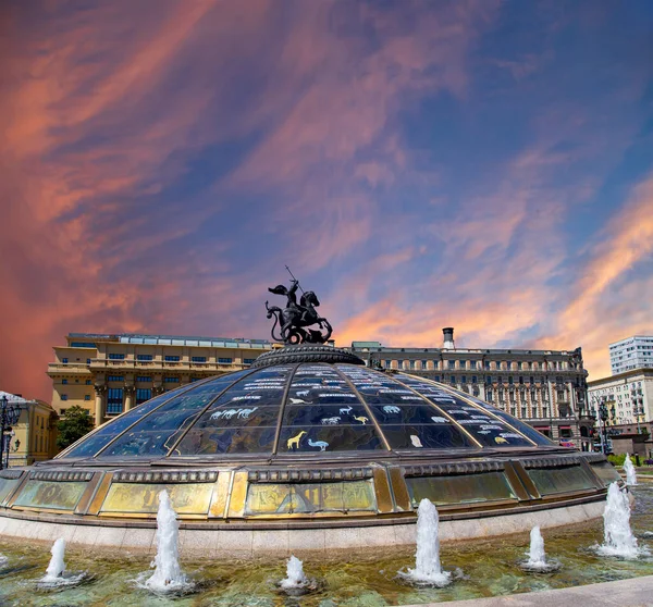 在日落前的天空中 有一个以神圣的莫斯科守护神圣乔治雕像为顶的玻璃圆顶广场 Glass Cupola 俄文注册 世界著名城市的名称 俄罗斯 莫斯科 — 图库照片