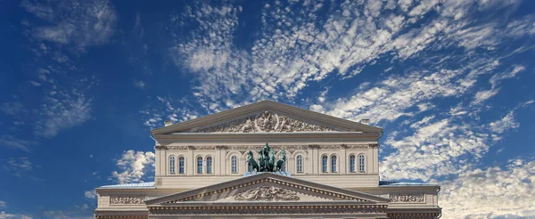 俄罗斯莫斯科的Bolshoi剧院 大剧院 大剧院或大剧院 也拼写为Bolshoy 的云彩背景 — 图库照片