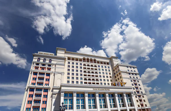 Готель Four Seasons Hotel Moskva Manege Square Хмарному Тлі Москва — стокове фото