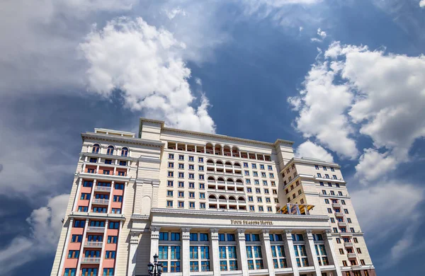 Fasad Four Seasons Hotel Hotel Moskva Från Manege Square Molnbakgrund — Stockfoto