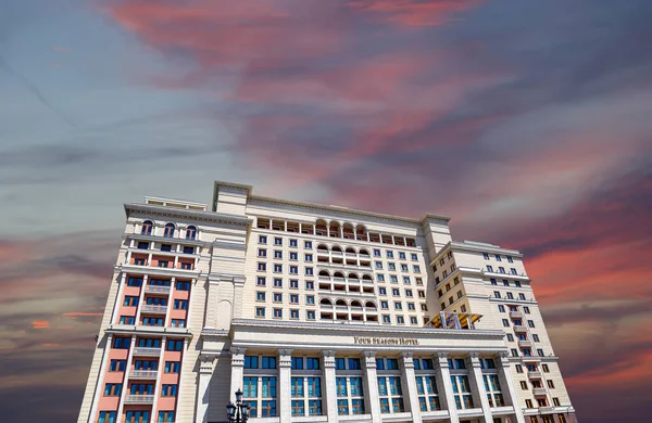 Fasáda Hotelu Four Seasons Hotel Moskva Manege Square Krásné Obloze — Stock fotografie