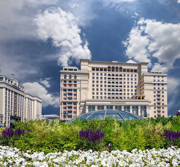Four Seasons Hotel Hotel Moskva Homlokzata Manege Tértől Felhőalapú Alapon — Stock Fotó