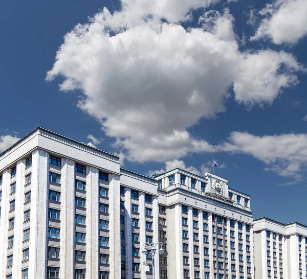 Budování Státní Dumy Federálního Shromáždění Ruské Federace Cloudovém Pozadí Moskva — Stock fotografie