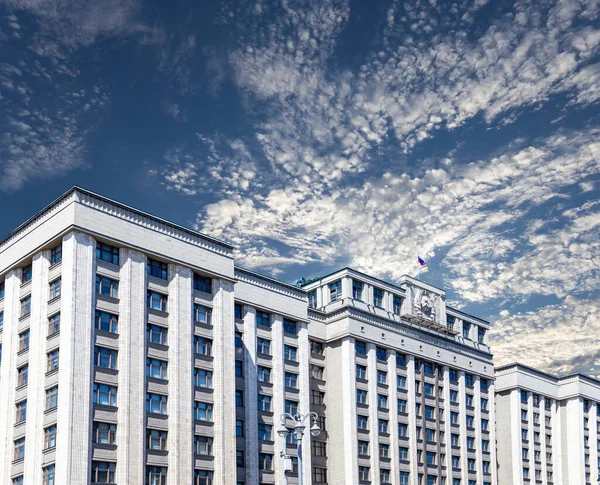 Budování Státní Dumy Federálního Shromáždění Ruské Federace Cloudovém Pozadí Moskva — Stock fotografie