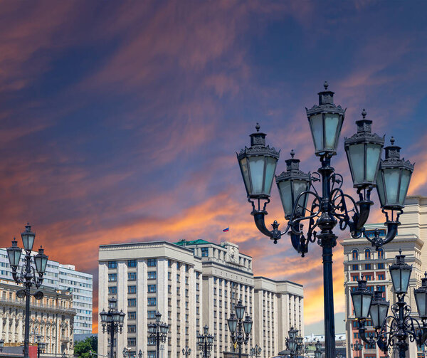 Здание Государственной Думы Федерального Собрания Российской Федерации на красивом небе с облаком на фоне заката, Москва, Россия
   