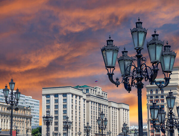 Здание Государственной Думы Федерального Собрания Российской Федерации на красивом небе с облаком на фоне заката, Москва, Россия
   