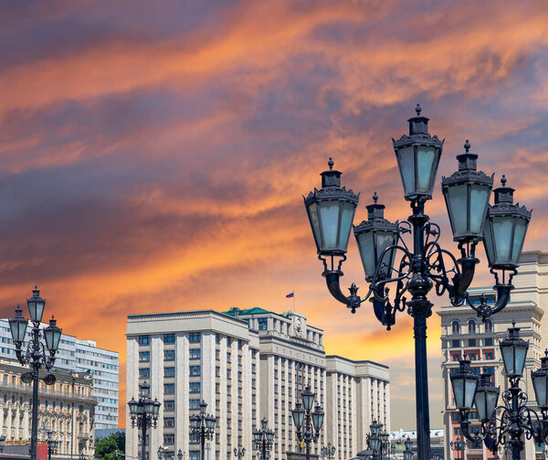 Здание Государственной Думы Федерального Собрания Российской Федерации на красивом небе с облаком на фоне заката, Москва, Россия
   