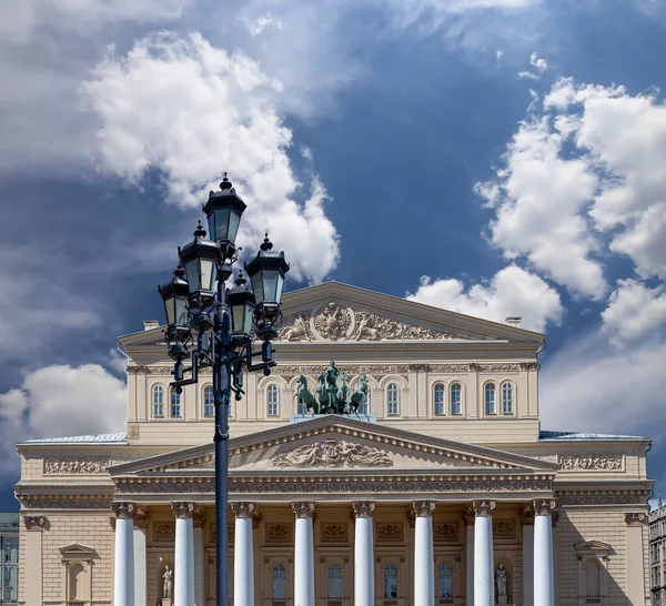 俄罗斯莫斯科的Bolshoi剧院 大剧院 大剧院或大剧院 也拼写为Bolshoy 的云彩背景 — 图库照片